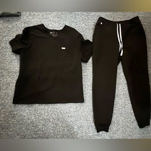 Figs Black scrub set